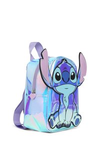 Petit sac à dos iridescent avec des sangles violettes et un design avant du personnage de cartoon Stitch avec de grandes oreilles.