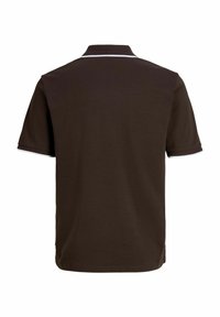 Polo à manches courtes marron foncé vu de dos avec une bordure blanche contrastante sur le col et les bords des manches.
