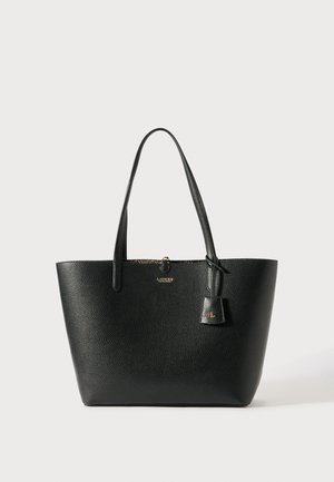 Czarna torebka z fakturowanej skóry, z podwójnymi rączkami na ramię i złotymi detalami logo z przodu oraz przyczepioną skórzaną metką.