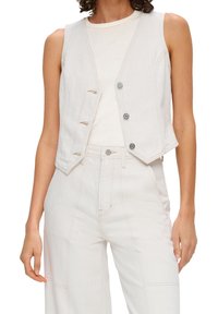 Weißer Jeansweste mit einer taillierten Passform, fünf silbernen Knöpfen und einem verkürzten Saum, kombiniert mit hochtaillierten weißen Hosen.