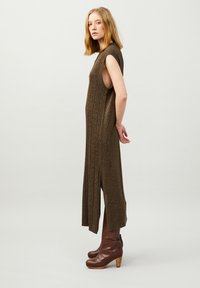 Odd Molly BRITT - Svetríkové šaty - golden taupe