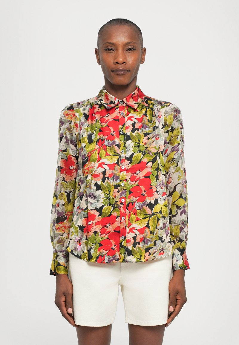 Bluză florală cu un model roșu, verde și mov. Mâneci lungi, deschidere cu nasturi în față și guler clasic. Material ușor.