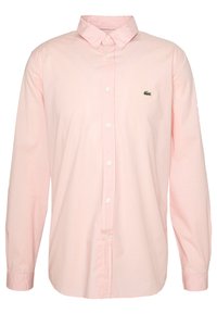 Camicia button-up rosa a maniche lunghe in cotone, con colletto a punta e un piccolo logo verde ricamato sul lato sinistro del petto.