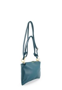 Teal læder crossbody taske med en tekstureret overflade, guldfarvet hardware og knyttede stropdetaljer. Rektangulær form med lynlåslukning.