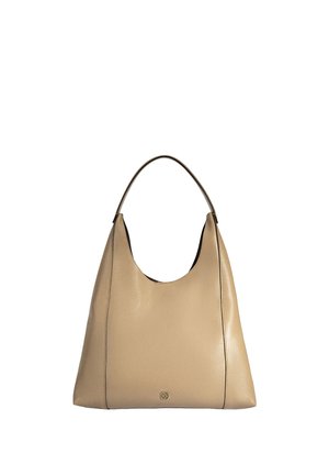 Beige leren handtas met één handvat, minimalistisch ontwerp en klein vierkant gouden logo nabij het onderste midden.