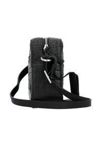 Sac en synthétique noir avec une texture crocodile, forme rectangulaire, fermeture éclair argentée, bandoulière sur le côté et un design minimaliste.