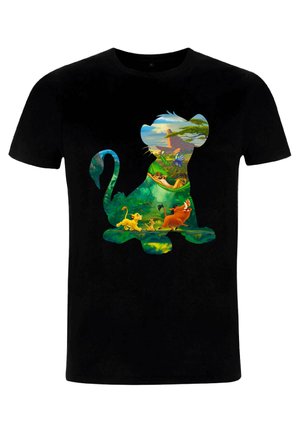 Camiseta negra con una silueta colorida de un gato, llena de una ilustración escénica de animales y paisajes de la jungla.