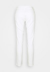Jeans blancos de corte slim con bolsillos traseros cosidos y una textura sutil. Presenta una cintura de altura media y un diseño de pierna recta. Estilo limpio y minimalista.