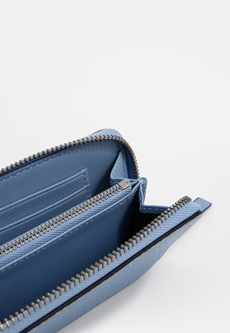 Blauer, strukturierten Geldbeutel mit Reißverschluss, mehreren Kartenfächern und einem Münzfach. Innenausstattung aus glattem Material, mit kontrastierenden Nähten.