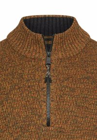 Strikket pullover med høj krave, tekstureret i orange og brune nuancer, med en sort lynlås og ribbede detaljer ved kraven.