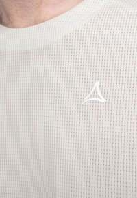 Helles graues, strukturiertes T-Shirt mit Karomuster. Verfügt über ein kleines weißes Logo auf der linken Seite. Der Stoff wirkt atmungsaktiv und weich.