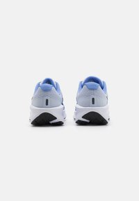 Nike Performance DOWNSHIFTER 13 - Tekaški copati za cesto - football grey/black/royal pulse/white