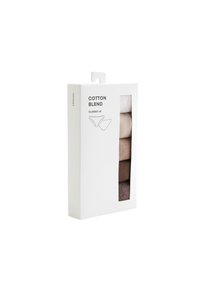 Lot de cinq sous-vêtements classiques pour femmes en mélange de coton dans des teintes neutres visibles à travers une fenêtre sur un emballage blanc de vente au détail.