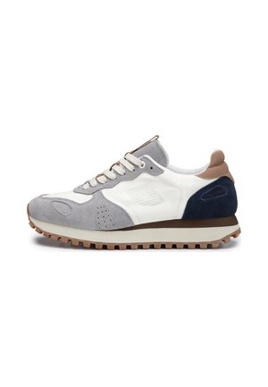 Sneaker basso in suede grigio, pannelli bianchi e blu navy, dettagli marroni, stringhe bianche e suola in gomma color gomma con battistrada, vista laterale sinistra.