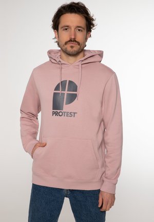 Lichtroze hoodie met een voorzak in kangoeroestijl en verstelbare trekkoorden. Heeft een groot donkergrijs 'PROTEST'-logo op de borst.