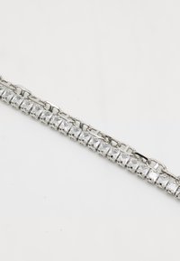 Bracciale a catena in argento con cristalli chiari rettangolari incastonati in un design a artiglio. I link sono lisci con una finitura lucida.