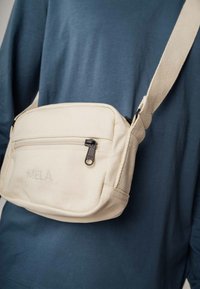 MELA KLEINE PATNI - Umhängetasche - ecru