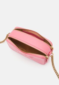 Borsa a tracolla in pelle rosa con una finitura texturizzata, scomparti con doppia cerniera, accessori in tonalità oro e tracolla a catena. Interno foderato in marrone.