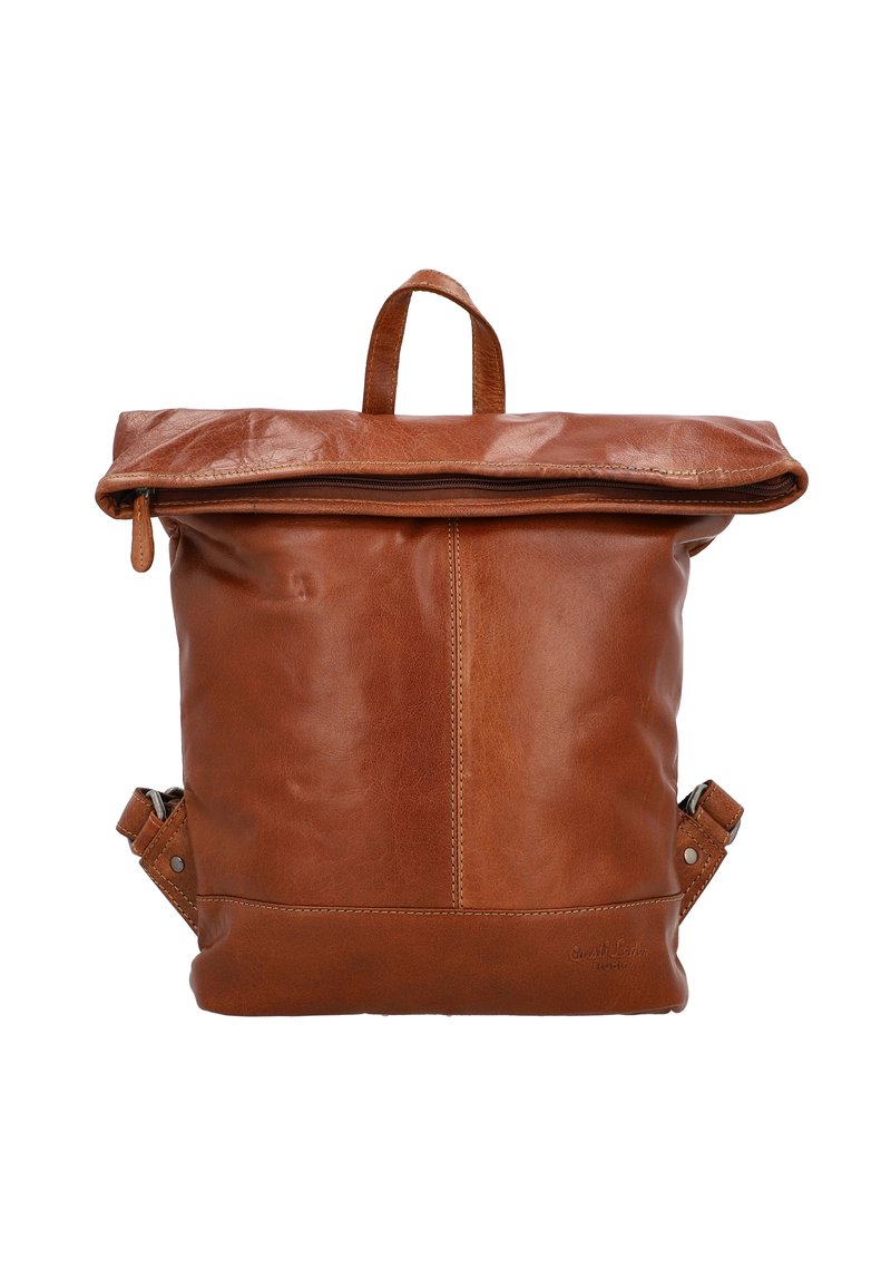 Brązowy skórzany plecak typu roll-top z zamkiem błyskawicznym, regulowanymi ramiączkami i uchwytem na górze. Gładka tekstura z subtelnymi detalami w przeszyciach.