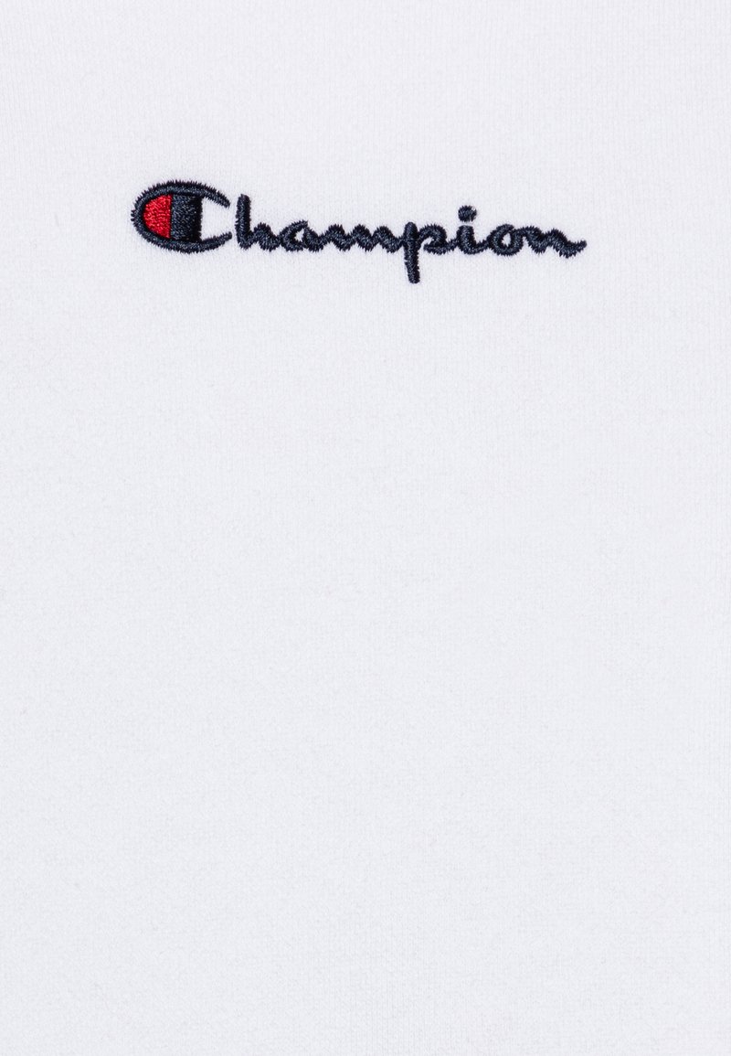 Tessuto di cotone bianco con un logo "Champion" ricamato in blu con un accento rosso, progettato in uno stile classico e informale.