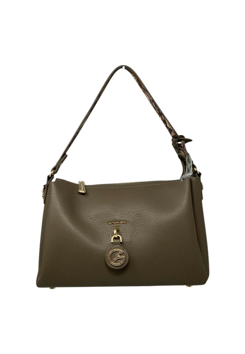 Borsa a mano in pelle marrone con texture, decorata con un accento dorato e un charm con logo pendente. Presenta una tracolla con motivo e chiusura con zip.