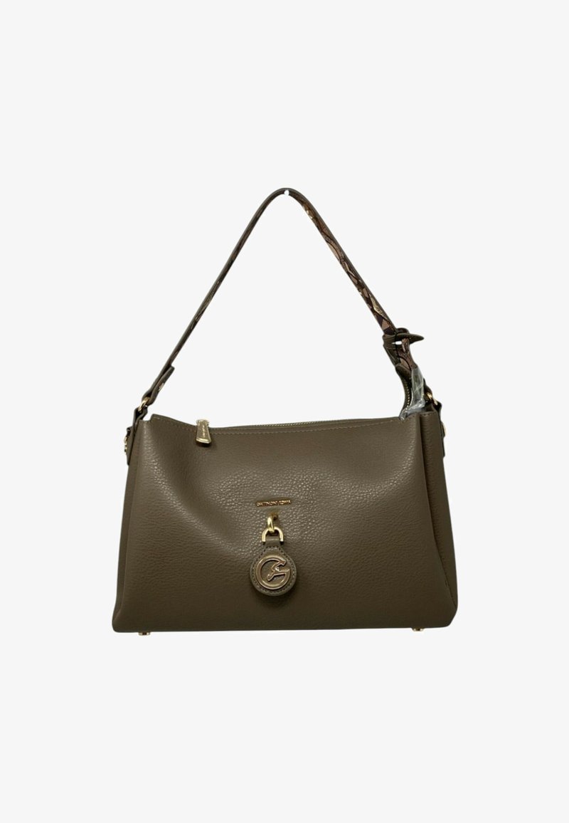 Borsa a mano in pelle marrone con texture, decorata con un accento dorato e un charm con logo pendente. Presenta una tracolla con motivo e chiusura con zip.