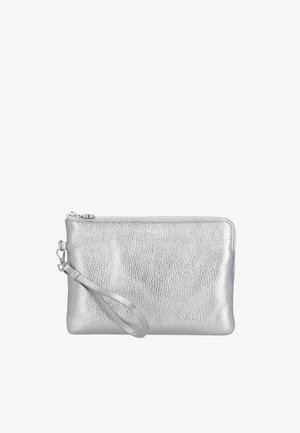 Pochette da polso in pelle argentata testurizzata con chiusura a cerniera e cinturino removibile su sfondo bianco.