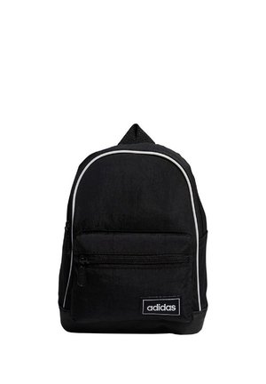 Zaino nero Adidas con tasca frontale con zip, piping bianco lungo i bordi e manico superiore.