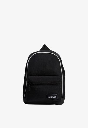 Zaino nero Adidas con tasca frontale con zip, piping bianco lungo i bordi e manico superiore.