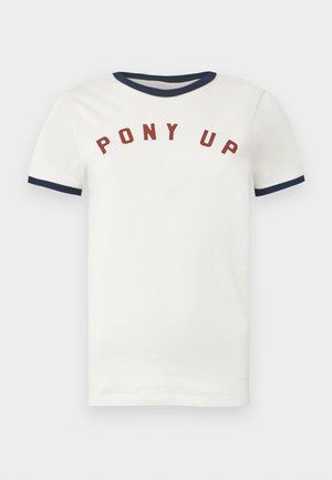 Tricou alb din bumbac cu guler și margini de mânecă bleumarin, având inscripția "PONY UP" în roșu pe piept. Design clasic cu guler rotund.