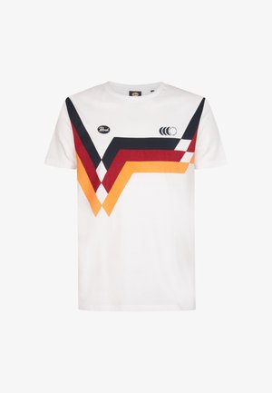 Hvid bomulds t-shirt med diagonale flerfarvede chevron-mønstre i mørkeblå, rød, orange og gul, med et cirkulært logo.