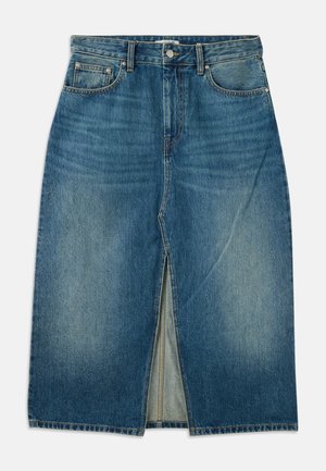 Jupe en denim bleu, coupe droite, fente avant, cinq poches, et coutures contrastantes. Le tissu présente une texture délavée.