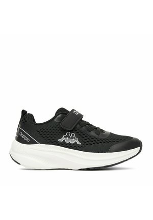 Czarno-białe sneakersy Kappa z siateczkową cholewką, paskiem na rzep, sznurowaniem, logo na boku i grubą białą wyściełaną podeszwą.