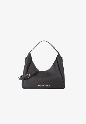 Borsa a spalla Valentino in pelle nera testurizzata con logo dorato e tracolla regolabile su sfondo bianco.