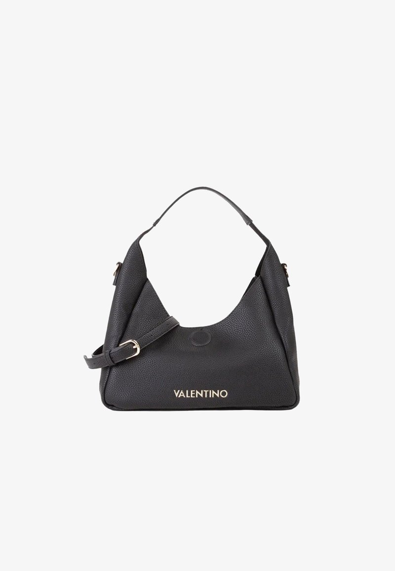 Borsa a spalla Valentino in pelle nera testurizzata con logo dorato e tracolla regolabile su sfondo bianco.