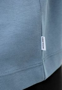 Φωτεινό γαλάζιο βαμβακερό t-shirt με υφαντό φινίρισμα, τακτοποιημένες ραφές και πλαϊνή ετικέτα με το λογότυπο "JACK & JONES".