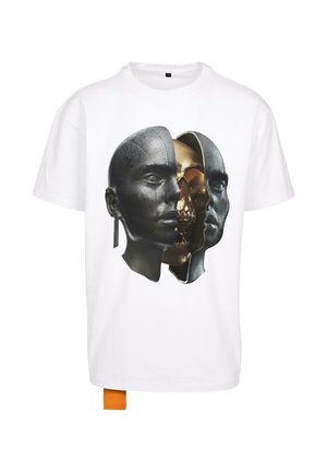 Bijela majica kratkih rukava s grafičkim printom podijeljenih ljudskih lica, jedno crno s uzorcima, a drugo u metalik zlatnoj boji; ima narančastu etiketu.