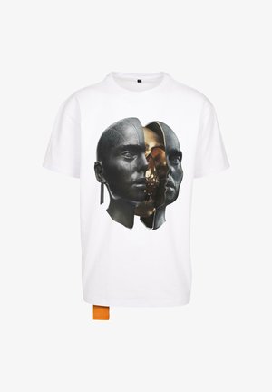 Biała koszulka z nadrukiem przedstawiającym rozdzielone ludzkie twarze, jedna czarna z wzorami, druga w metalicznym złocie; z pomarańczową metką.