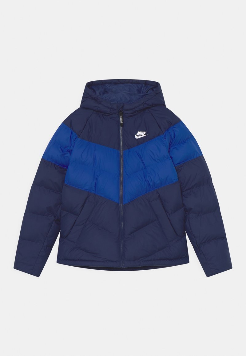 Námorně modrá péřová bunda s výrazným modrým vodorovným pruhem, s kapucí, zipovým zapínáním a předními kapsami; logo Nike na levém horním rohu.