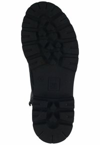 Semelle de chaussure noire avec un motif de semelle proéminent, comportant des crampons en forme de cœur, en matériau en caoutchouc résistant, et un logo marqué "ara High Soft."