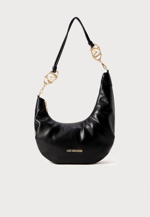 Čierna kožená hobo taška s krivou siluetou, zlatým hardwareom a embosovaným logom na prednej strane, so štruktúrovaným ramenným popruhom.