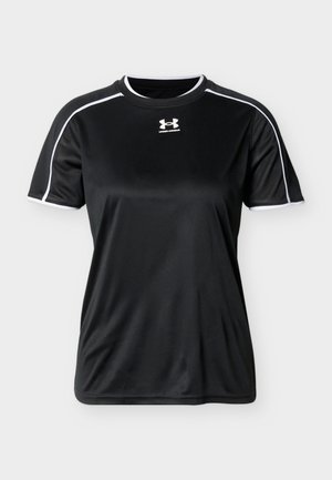 Camiseta deportiva negra de manga corta Under Armour con ribete blanco en las mangas y el cuello, con el logo de Under Armour en el pecho.