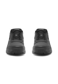 Mustad mustreesid sünteetilisest ülaservast, ümmarguse toe, nööridega disaini, pehmendusega krae ja tekstureeritud kummist tallaga haardeks.