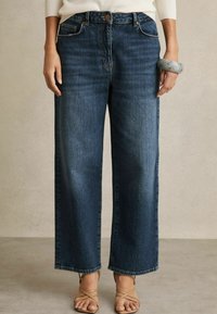 Reiss SELIN MID-RISE STRAIGHT PETITE - Laisvo kirpimo džinsai - mid blue