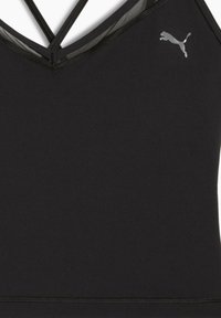 Soutien-gorge de sport noir avec un design en V, comportant des accents en maille et des bretelles croisées. Inclut un petit logo Puma en argent sur le côté.
