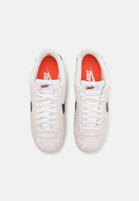Nike Sportswear CORTEZ VINTAGE SUEDE - Sneakers - summit white/black/muslin/med brown
