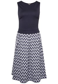 Top bez rękawów w kolorze granatowym z dopasowaną górą, przechodzący w rozkloszowaną spódnicę z zygzakowatym wzorem w granacie i bieli. Gładka tekstura materiału.
