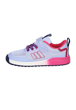 Zapato deportivo de color púrpura claro con detalles en rosa, parte superior de malla, suela de goma, cuello acolchado y correa ajustable con cordones para un ajuste seguro.