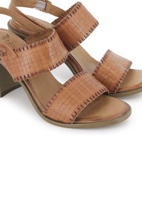 Sandalias de cuero trenzado marrón con dos correas anchas, un tacón de bloque de altura media y una plantilla acolchada para mayor comodidad.