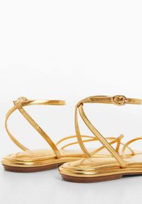 Mango Sandale s remenom u obliku slova T - gold-coloured